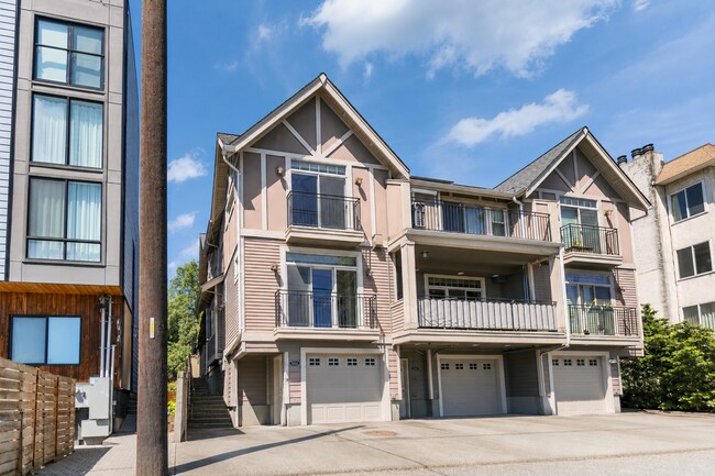 Foto del edificio - Spacious 3 Bed 2.5 Bath Townhome with Views and Two Parking Spaces – First Hill/Capitol Hill