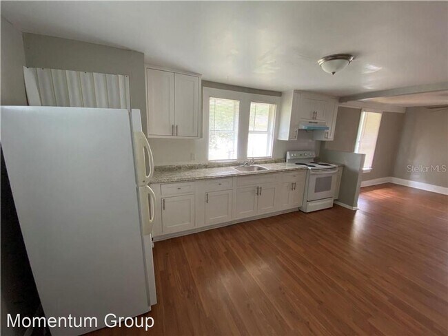 Building Photo - 3 br, 1 bath House - 2910 E. Lake Ave.