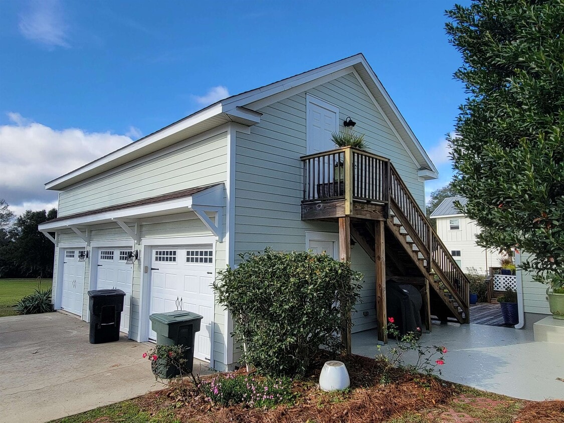 Foto principal - 3060 Dickinson Dr
