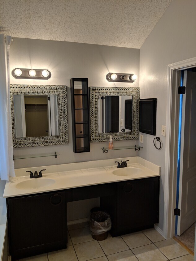 Foto principal - 1308 Meadow Lark Dr