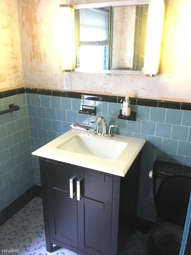 Building Photo - 3 br, 1 bath Duplex - 40 Monastery Rd # 2C