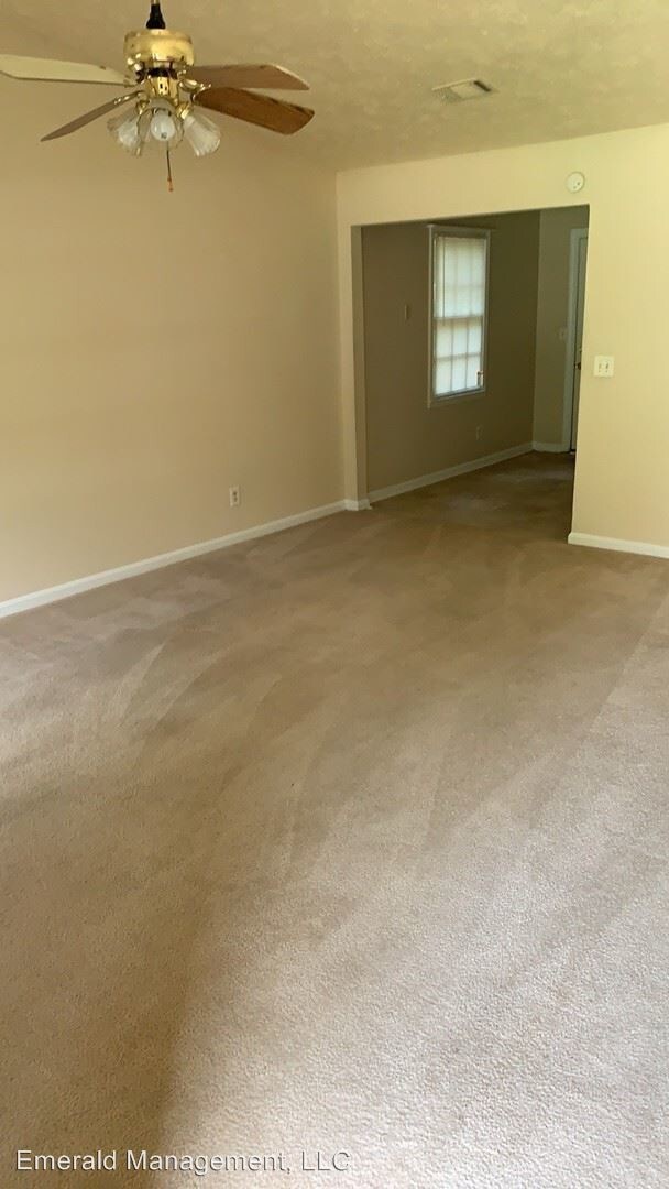 Foto del edificio - 405-407 Waterbury Dr