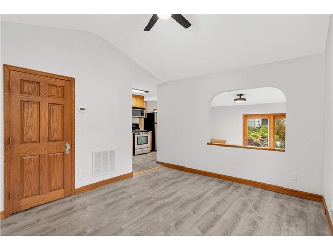 Foto del edificio - 2340 Ives Ln N