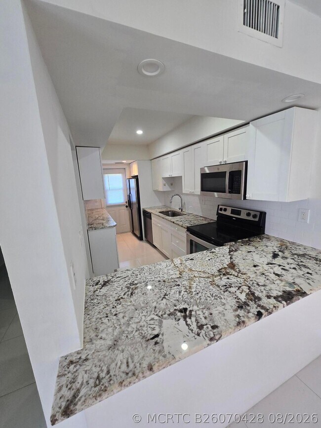 Foto del edificio - 4083 Coral Springs Dr