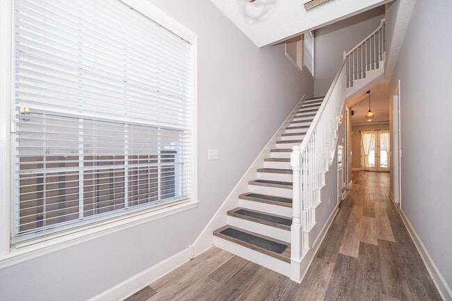 Building Photo - 3 Bedroom 2.5 Bathroom 2 Story Townhouse a...