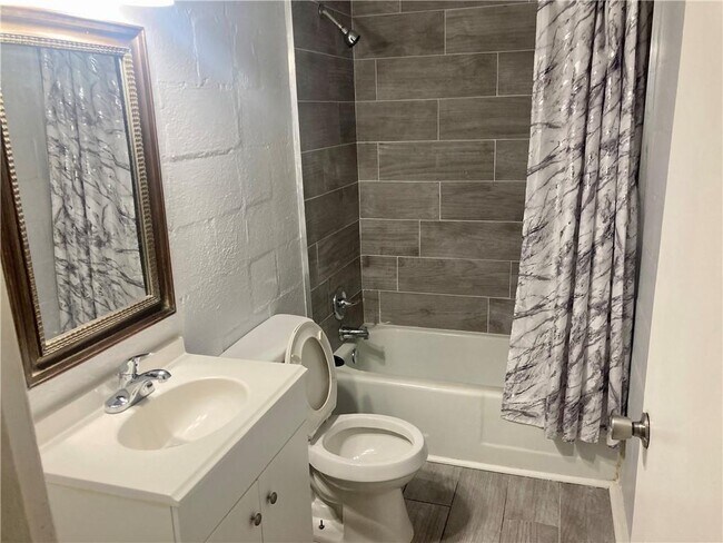 Building Photo - 442 Barlow St