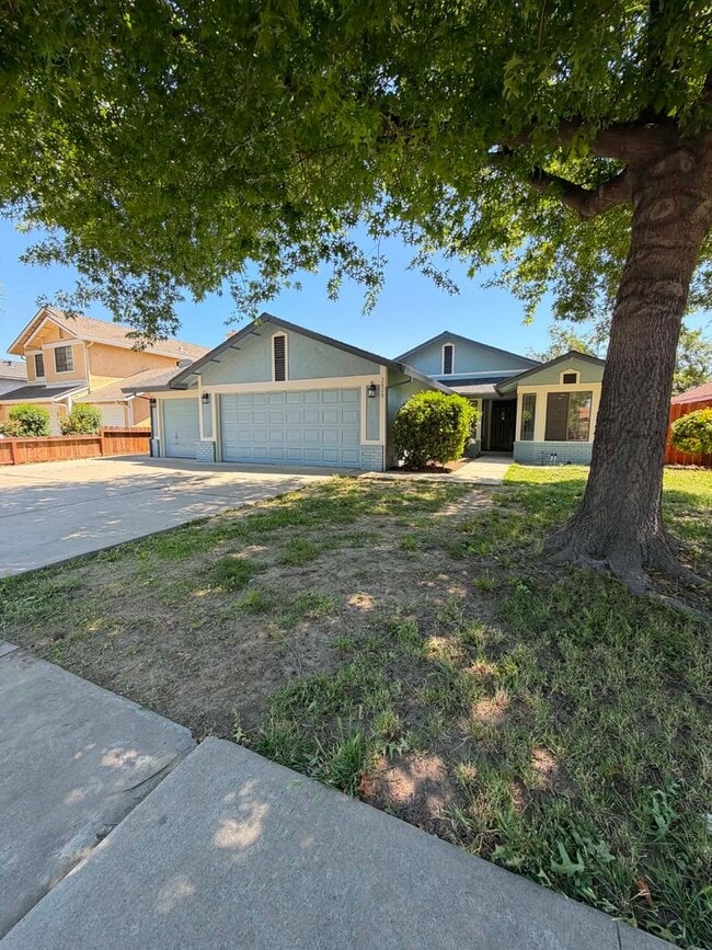 Building Photo - Beautifully Updated 3 Bedroom Home