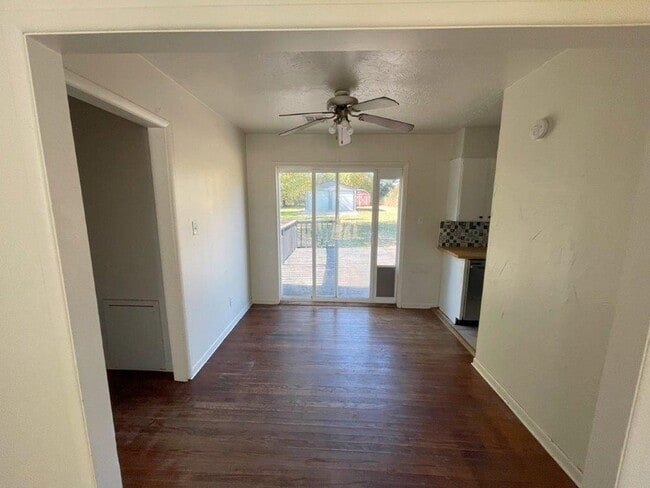 Building Photo - 2 bed 1 bath available just in Time for th...
