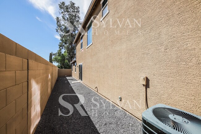 Foto del edificio - This home exudes a cheerful and welcoming charm!