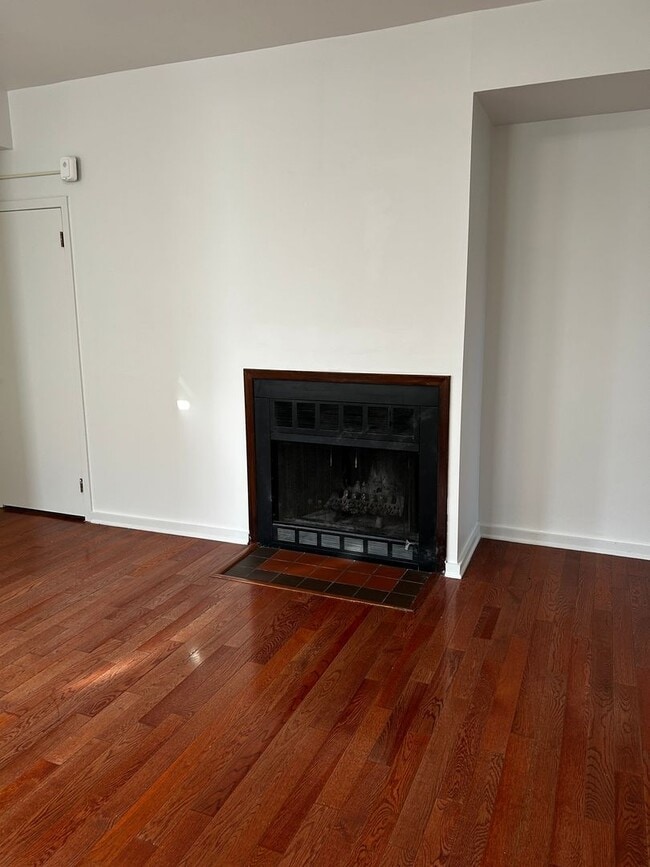 Building Photo - Newly Renovated 2 Bedroom 1 Bath -- Fabric...