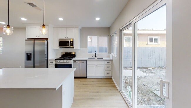 Building Photo - Fully Renovated! 4BD/2BA