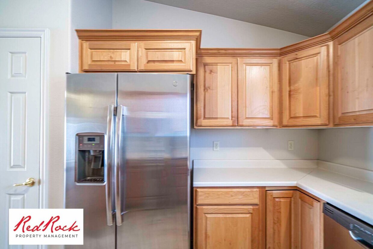 Foto principal - 3 Bed 2 Bath, 2 Car Garage with a Fully Fe...