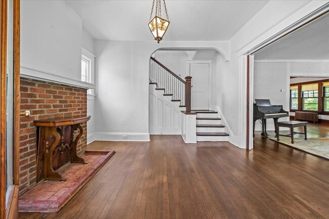 Building Photo - 18 Elm Pl