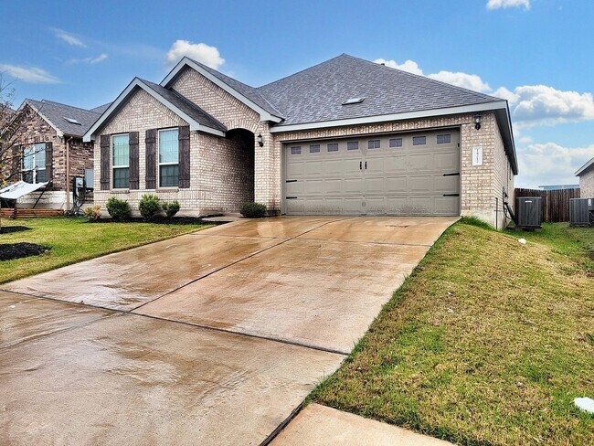 Foto del edificio - Beautiful Solar-Powered 4BR / 2BA Home – Big Backyard & Modern Kitchen