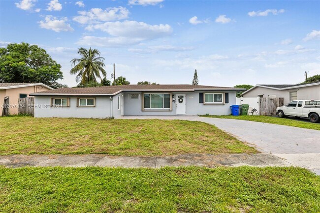 Foto del edificio - Southwest 2nd Street, Pembroke Pines, FL 33023 - 3 BR 2 BA house