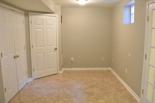Building Photo - North Stafford End Unit Townhome !!