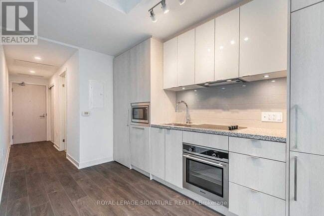 Building Photo - 115 Blue Jays Way