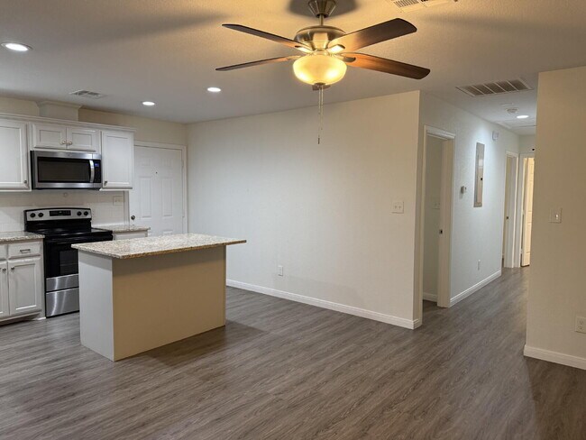 Foto del edificio - Charming 3-Bedroom, 2-Bath Duplex in Waco ...