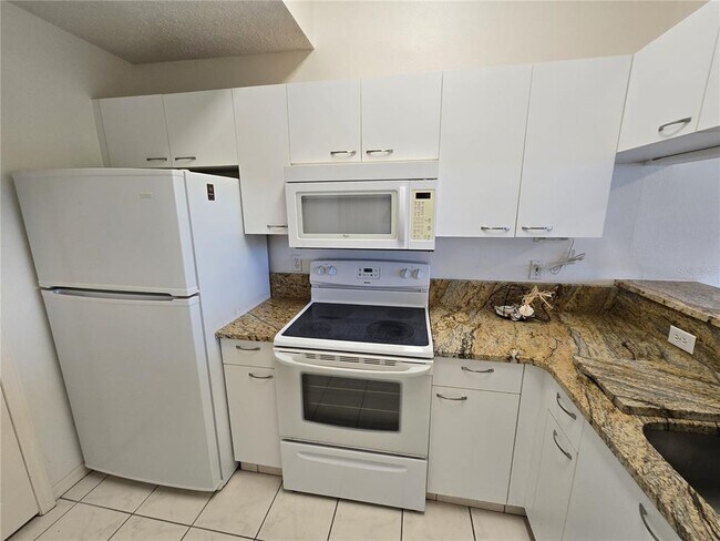 Building Photo - 3607 E Bay Dr