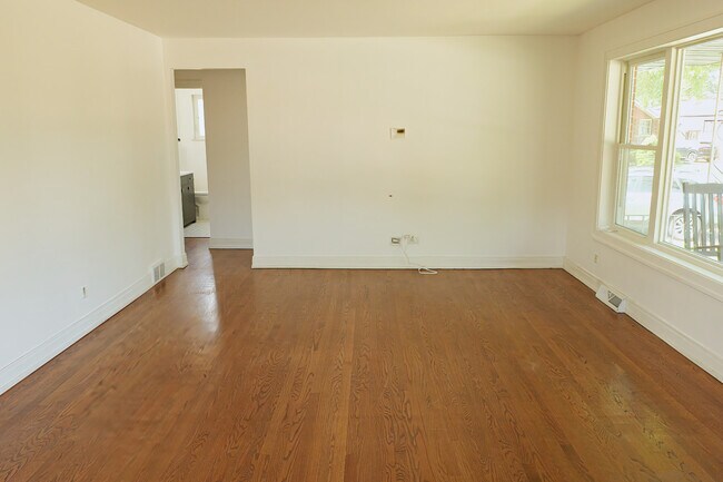 Foto del edificio - 9944 Cook Ave