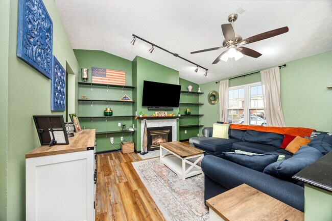 Building Photo - 3631 Mitten Dr