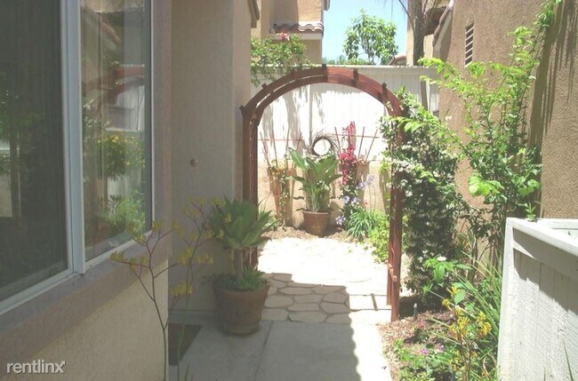 Building Photo - 3 br, 2.5 bath House - 82 Las Flores