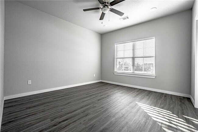 Building Photo - 3101 SW Garrison Ln