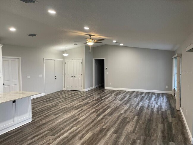 Building Photo - 6013 Linneal Beach Dr