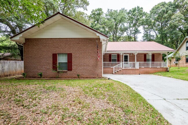 Building Photo - Charming Crestview Home
