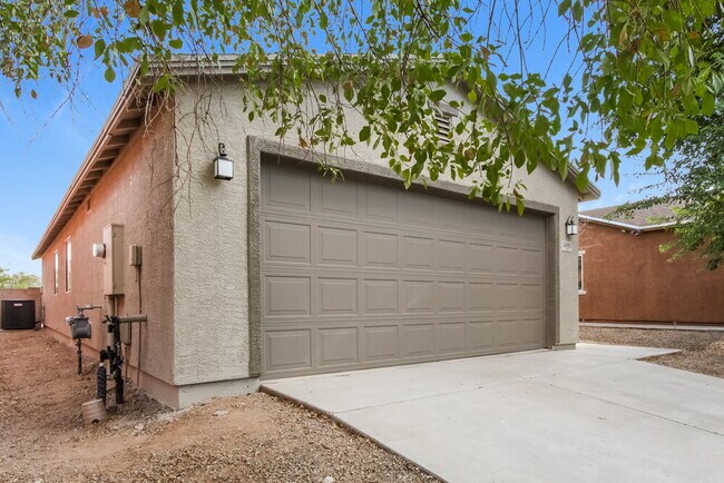 Building Photo - 5093 E Kittentails Dr