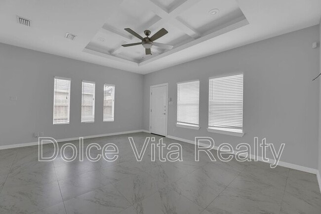 Building Photo - 1012 E la Cantera Ave