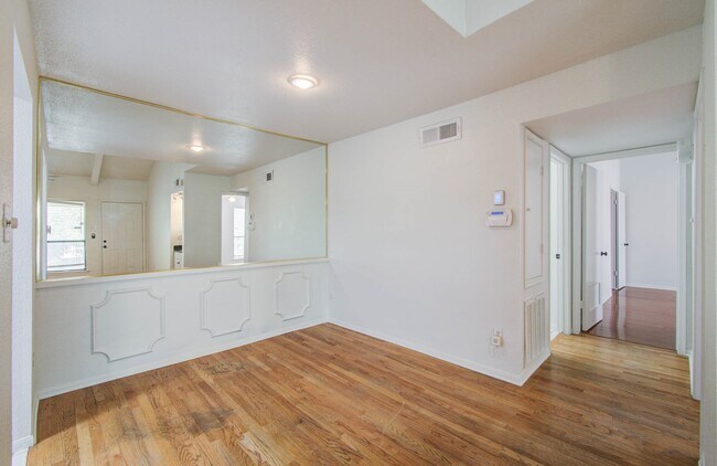 Foto del edificio - 5711 Sugar Hill Dr