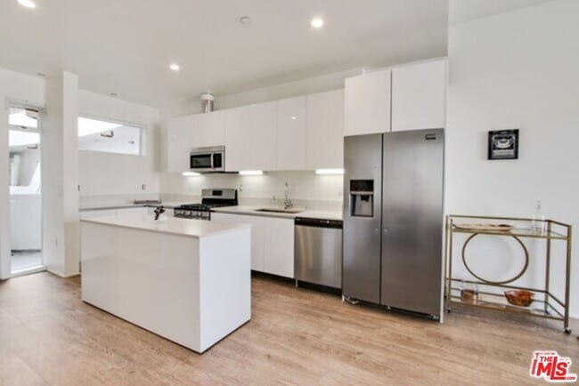 Building Photo - 1038 S Mariposa Ave