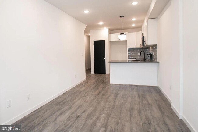 Building Photo - 883 Belmont Ave