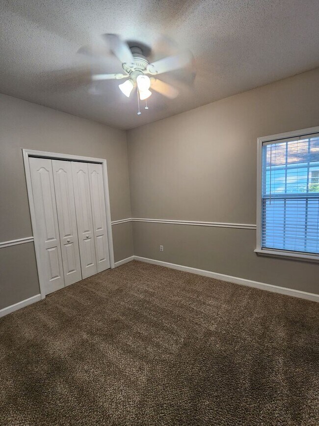 Foto del edificio - !!$500!! OFF FIRST MONTH!! Spacious 4BR Home with Fireplace, Screened Porch & Privacy-Fenced Yard