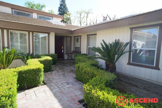 Building Photo - Stunning Home Off Ming Ave and Gosford Rd!