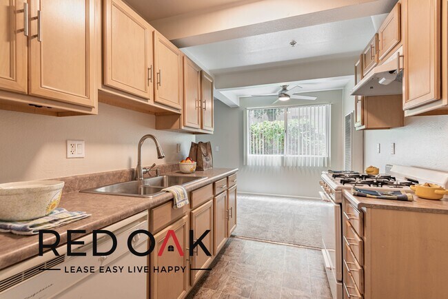 Foto del edificio - ~1 Month FREE~ Amazing One Bedroom with Sn...