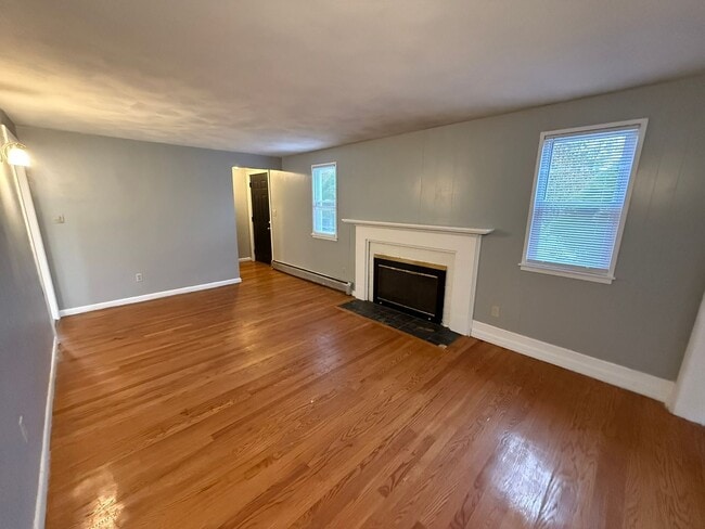 Building Photo - Beautiful 4 Bed, 2 Bath Home for Rent In S...