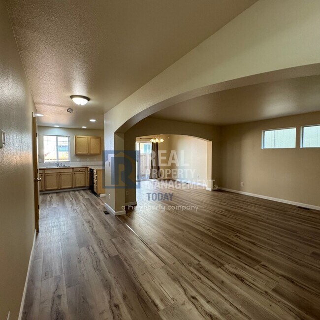 Foto del edificio - Great 3 Bedroom with 2 Car Garage + Fenced...