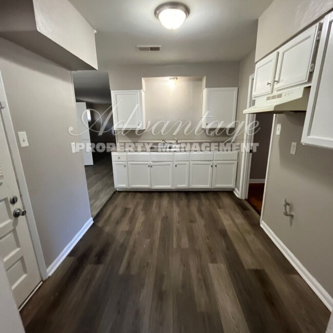 Building Photo - Spacious 4 Bedroom 1.5 Bath Home is Move I...