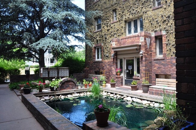Building Photo - Beautiful studio Apartment in the heart of...