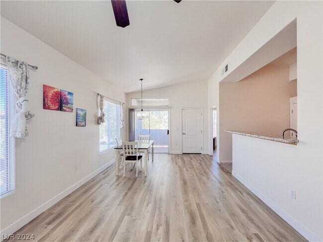 Building Photo - 2305 W Horizon Ridge Pkwy