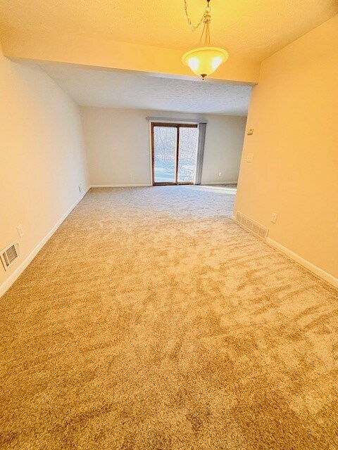 Comedor - 25 Willowick Dr