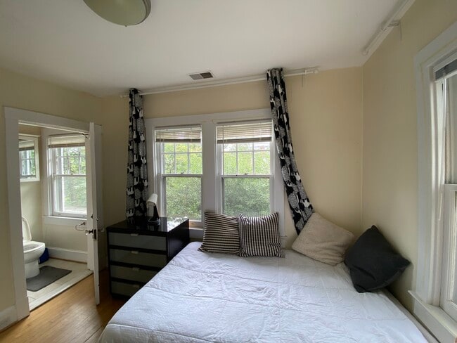 Foto del edificio - 5335 42nd Pl NW