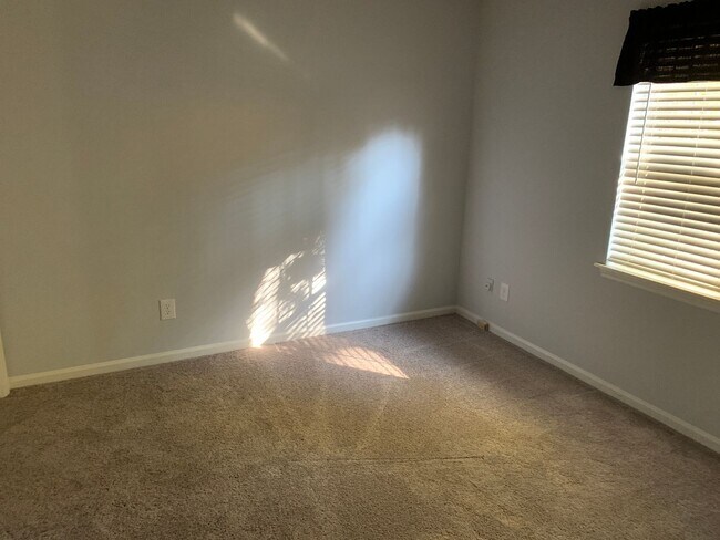 Foto del edificio - Lovely 3BR home in Raintree with fenced in...