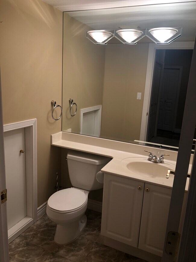 Photo du bâtiment - 7600 Blundell Rd