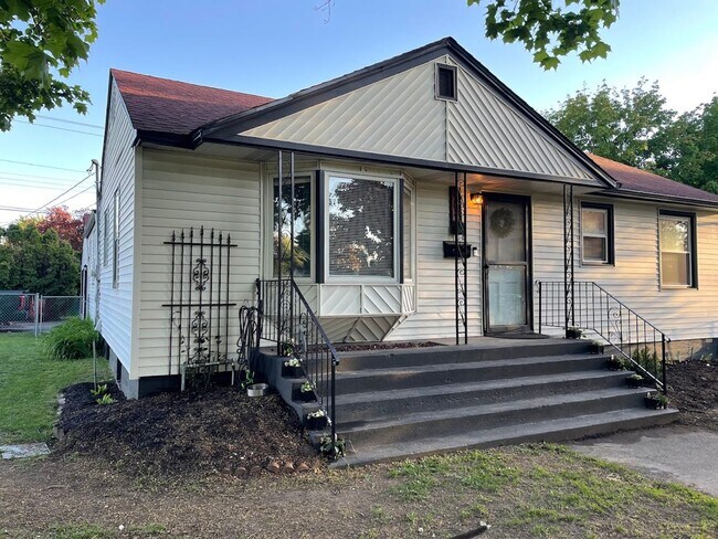 Building Photo - Audubon-Downriver Neighborhood 3+ bedroom, 1 bath corner lot with large, fenced yard