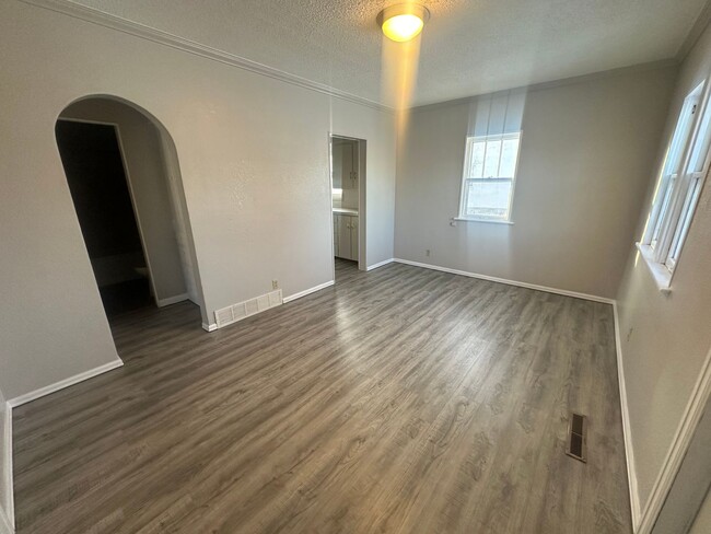 Foto del edificio - Spacious, pet friendly, detached 2 car gar...