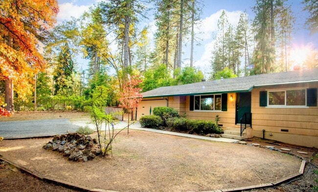 Building Photo - 3 Bedroom 1 Bathroom House Tucked in the T...