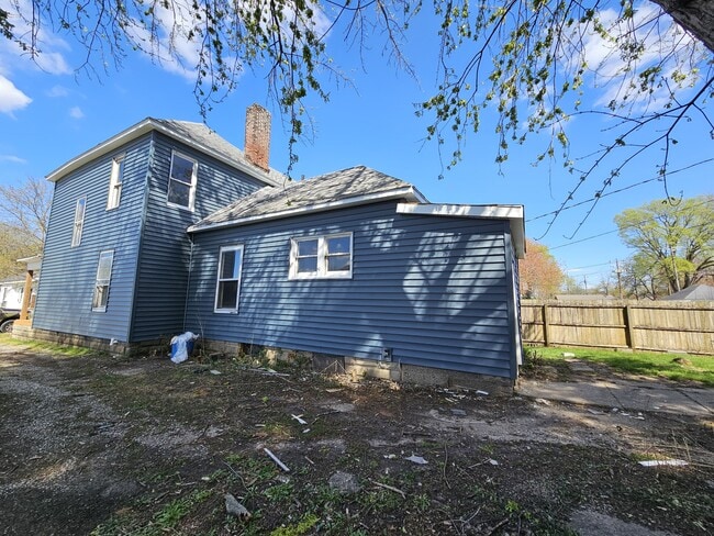 Building Photo - 1415 Maple Ave